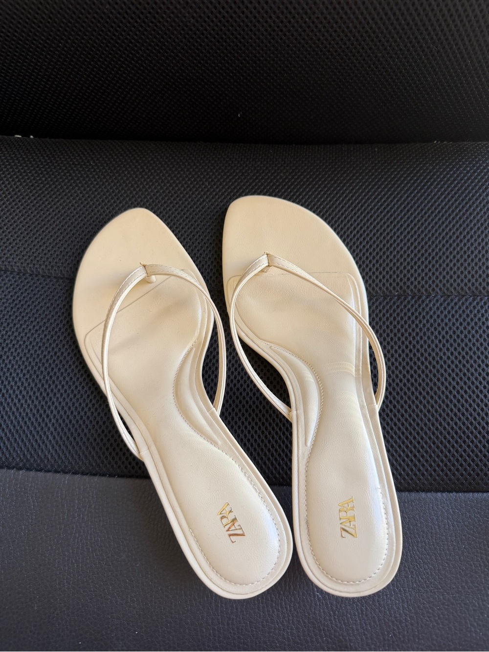 Zara Cream off-white Minimalist Strappy Kitten Heel Thong Sandal Size 38 or 7.5